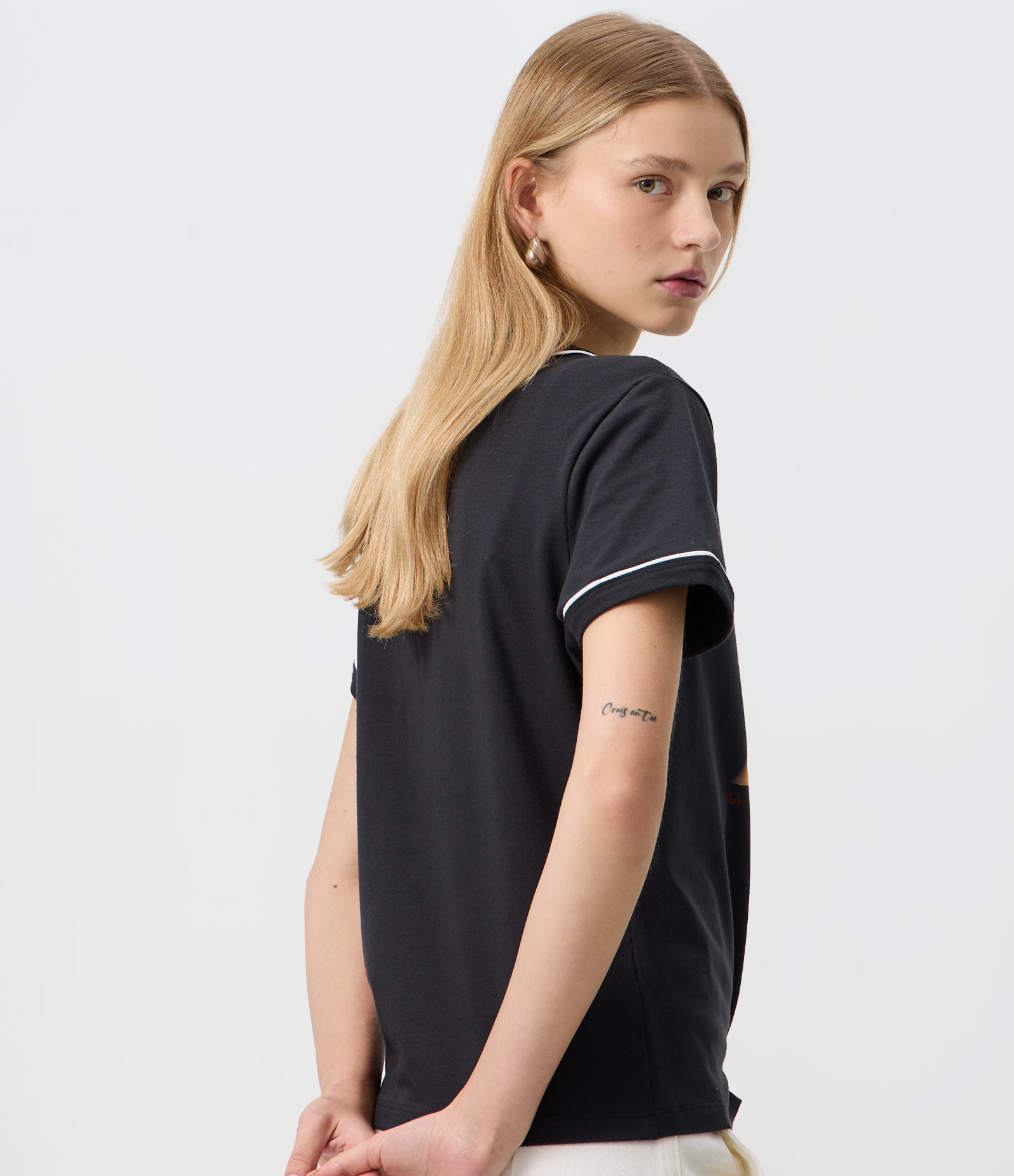 Camiseta com Estampa Jennie e Detalhes Contrastante Preto 4