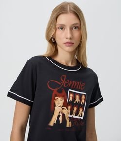 Camiseta com Estampa Jennie e Detalhes Contrastante
