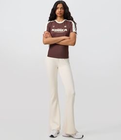 Camiseta com Lettering Korea New Club Society e Recortes Contrastantes