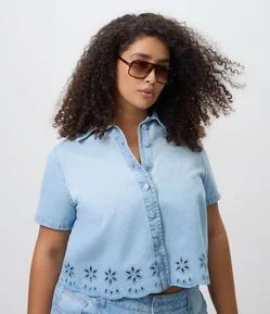 Camisa em Jeans com Bordado Richelieu Curve & Plus Size