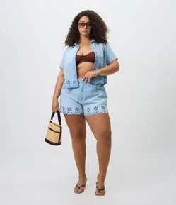 Short Evasê em Jeans com Bordado Richelieu Curve & Plus Size