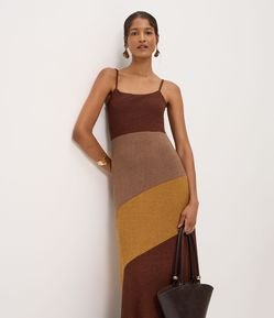 Vestido Longo em Malha Texturizada com Recortes em Blocos