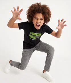 Camiseta Infantil com Estampa Dinossauro Brilha No Escuro - Tam 5 a 14 Anos