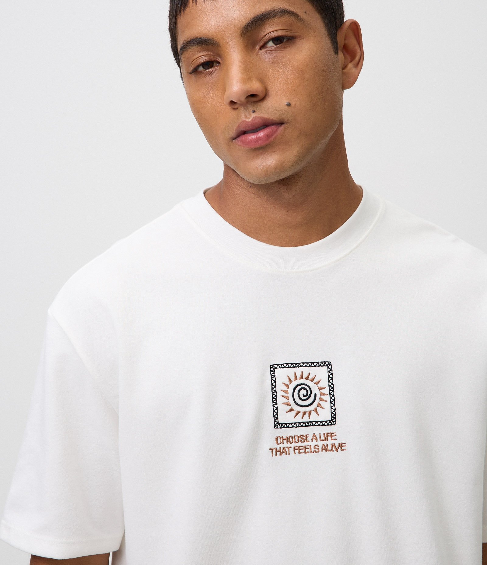 Camiseta Relaxed Texturizada com Bordado Branco 4