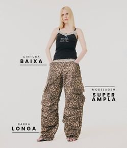 Calça Balloon em Jeans com Bolsos Cargo e Estampa Animal Print