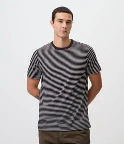 Camiseta em Algodão Peruano com Listras Horizontais e Gola Contrastante