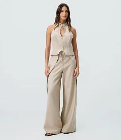 Calça Pantalona com Amarração na Cintura e Recortes Sobrepostos