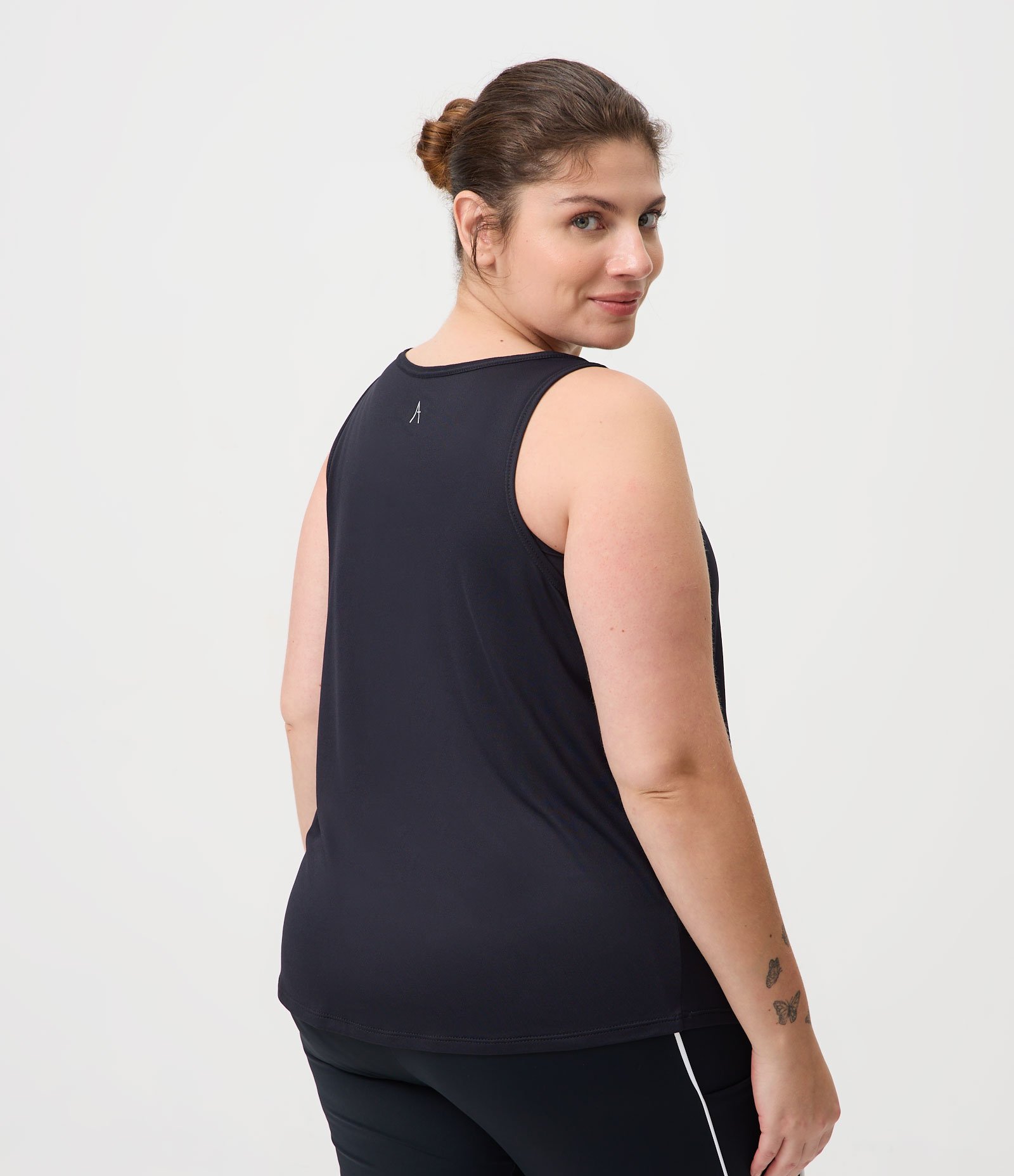 Blusa Esportiva em Poliamida com Frisos Laterais Curve & Plus Size Preto 4