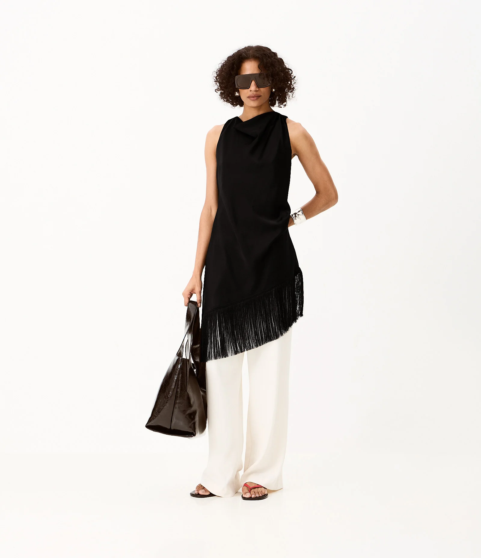 Blusa Com Decote Degagê e Barra Assimétrica com Franjas Preto 2