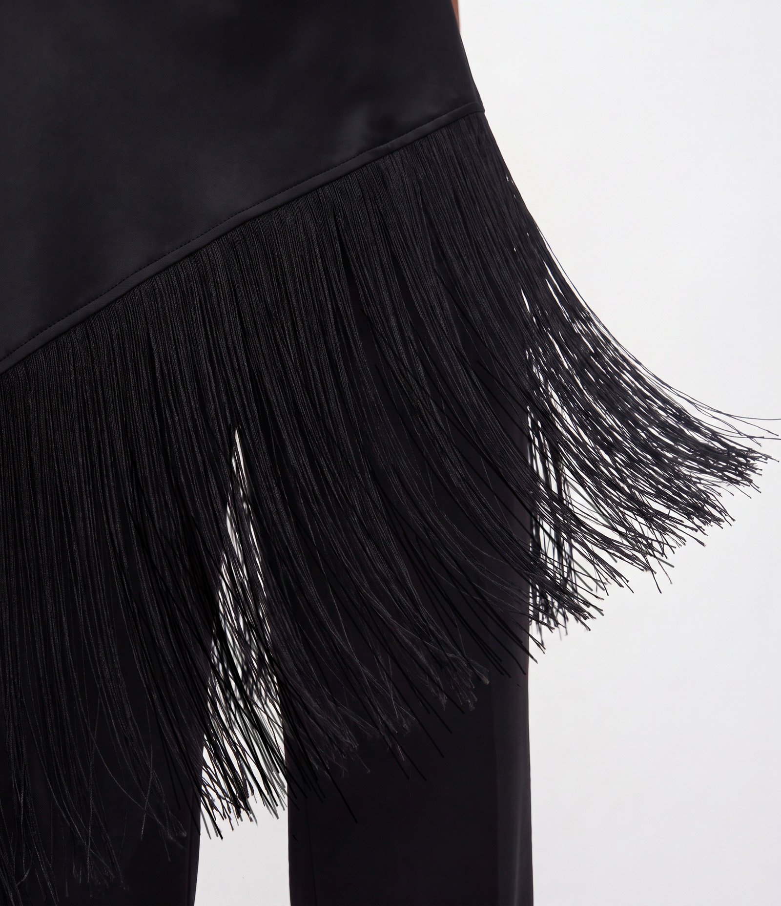 Blusa Com Decote Degagê e Barra Assimétrica com Franjas Preto 4