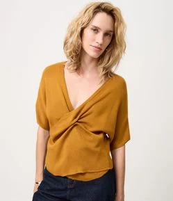 Blusa em Tricô com Decote Transpassado