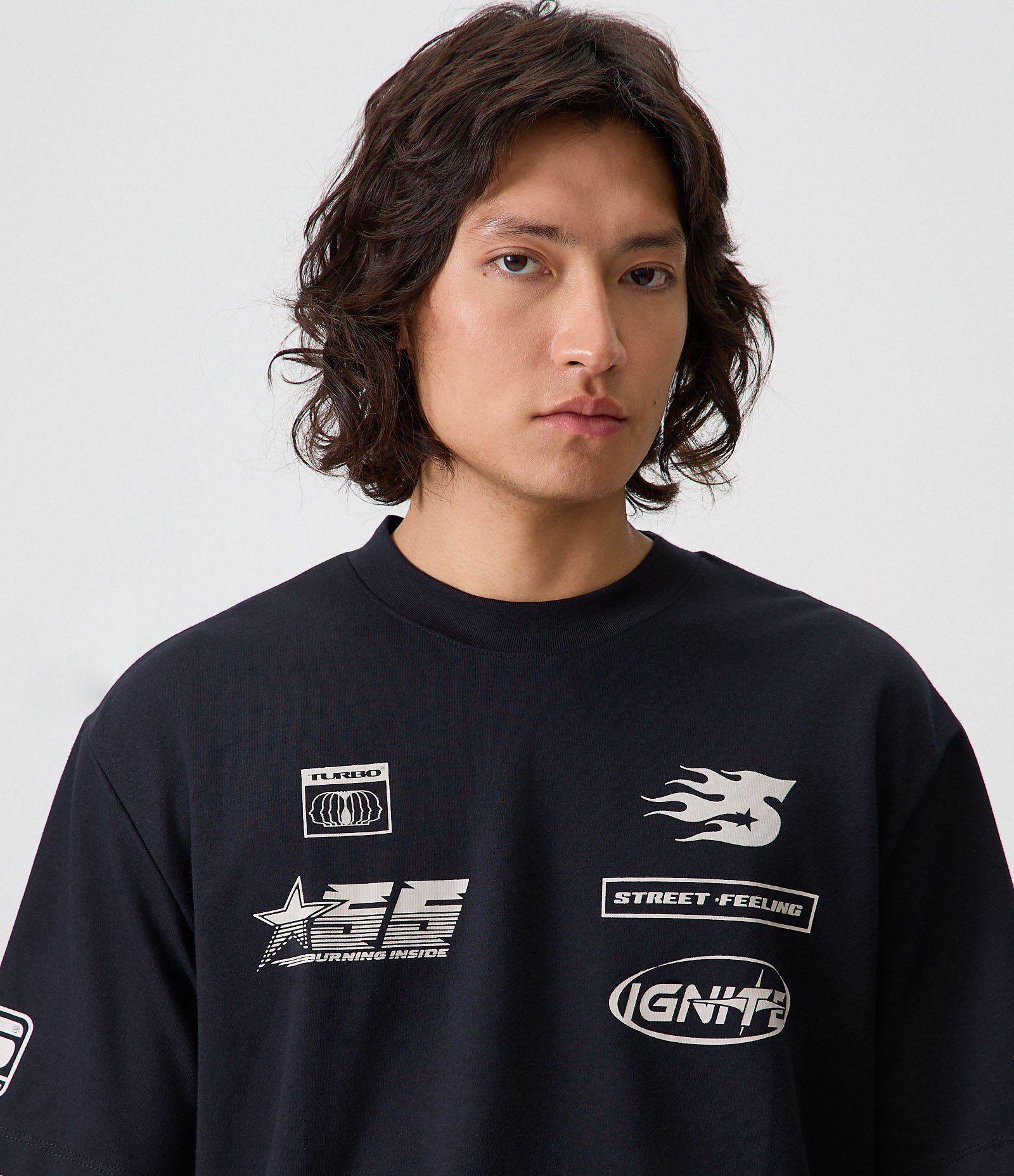 Camiseta Relaxed com Logotipos Localizados Preto 4