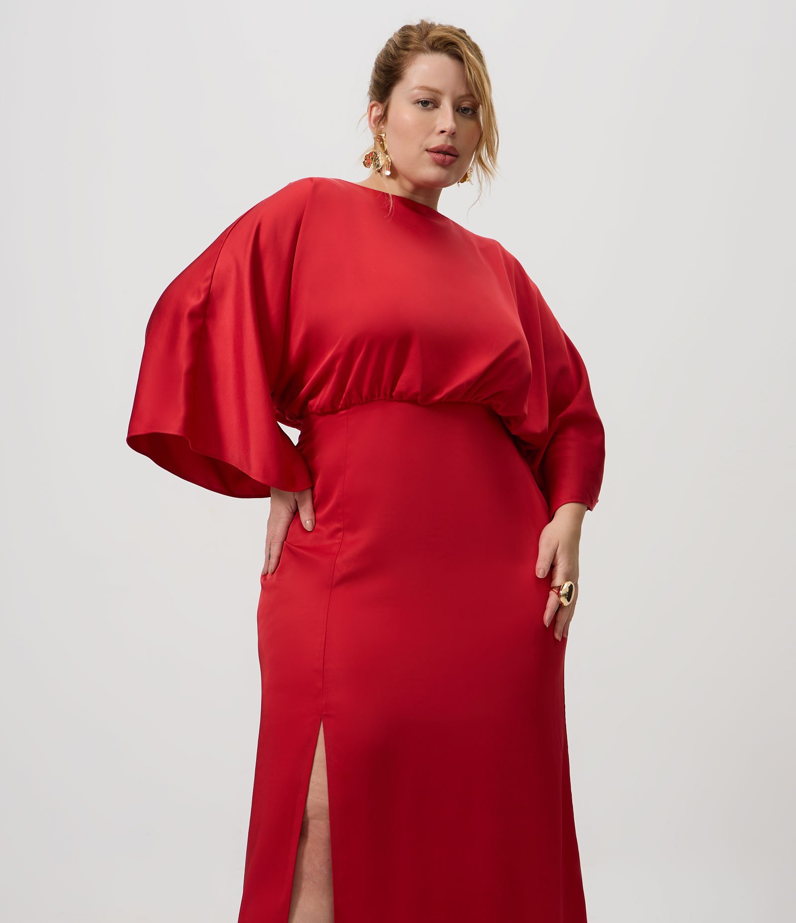 Vestido Longo em Cetim com Manga Morcego e Fenda Curve & Plus Size Vermelho 2