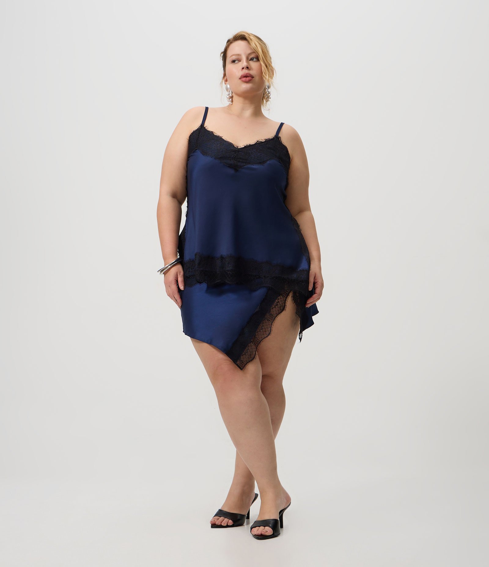 Saia Curta Assimétrica em Cetim com Renda Curve & Plus Size Azul 1