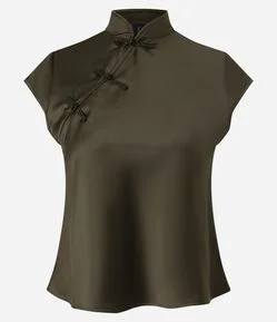 Blusa em Cetim com Gola Alta e Detalhe de Fechamento Oriental