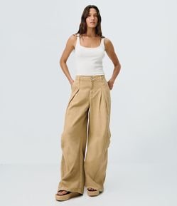 Calça Barrel em Sarja com Pregas e Modelagem Ampla