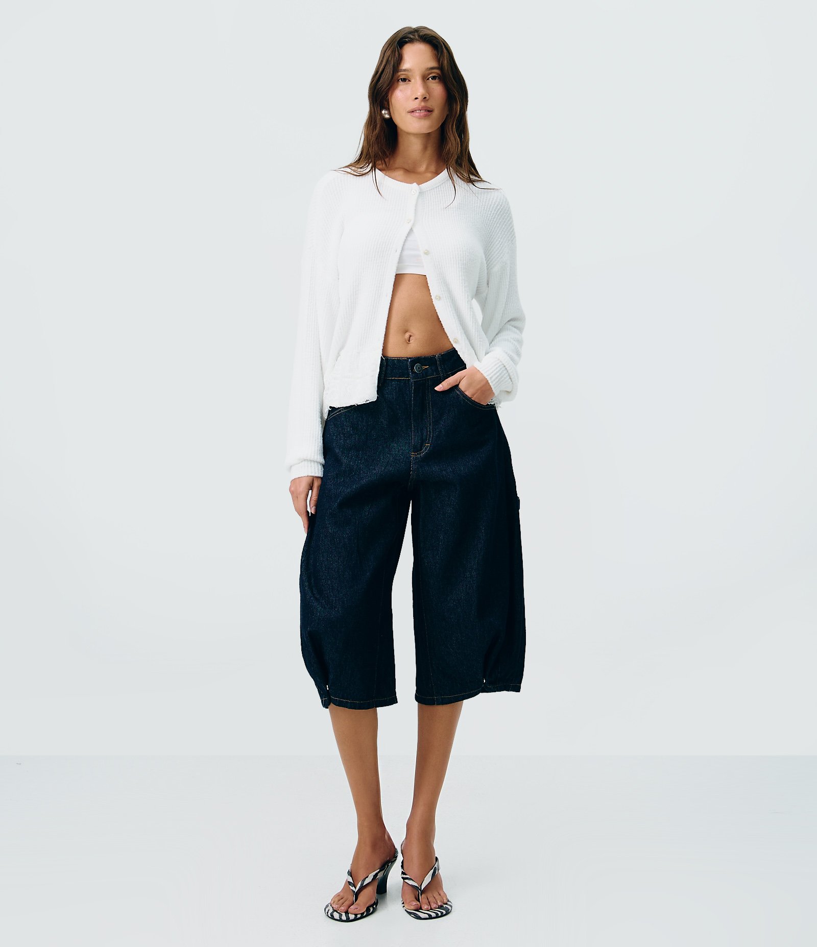 Short Jeans Barrel com Pregas e Modelagem Ampla Azul Escuro