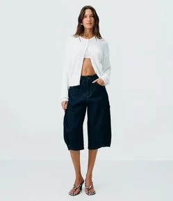 Short Jeans Barrel com Pregas e Modelagem Ampla