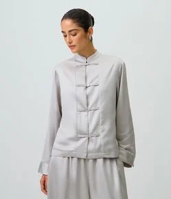Blusa Alfaiatada Acetinada com Fechamento de Alamares