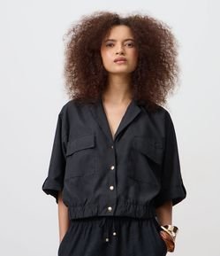 Camisa com Barra Ajustada e Mangas Dobradas