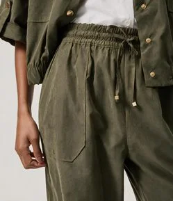 Calça Jogger com Bolsos e Cós Elástico