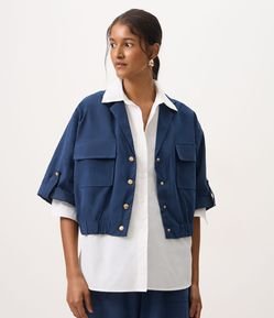 Camisa com Barra Ajustada e Mangas Dobradas