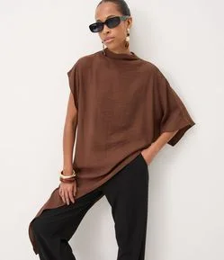 Blusa Over em Viscose com Gola Halter e Barra Assimétrica