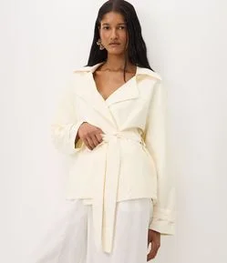 Jaqueta Leve com Gola Blazer e Faixa para Amarração