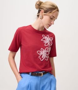 Blusa em Algodão com Bordado Floral Localizado
