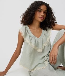 Blusa em Chiffon com Babados de Renda e Barra em Pontas
