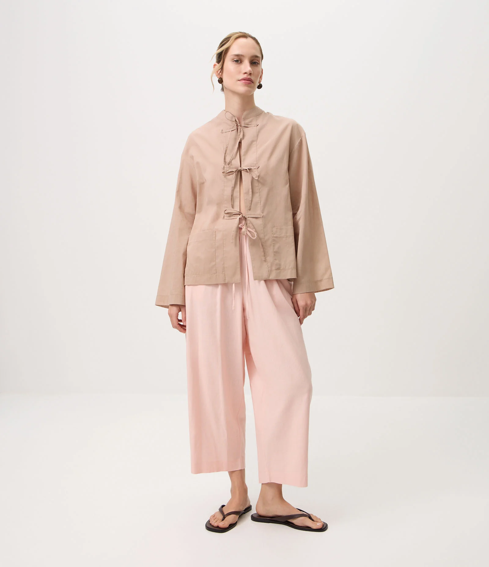 Calça Pantacourt em Viscolinho com Cós Elástico e Amarração Rosa Claro 1