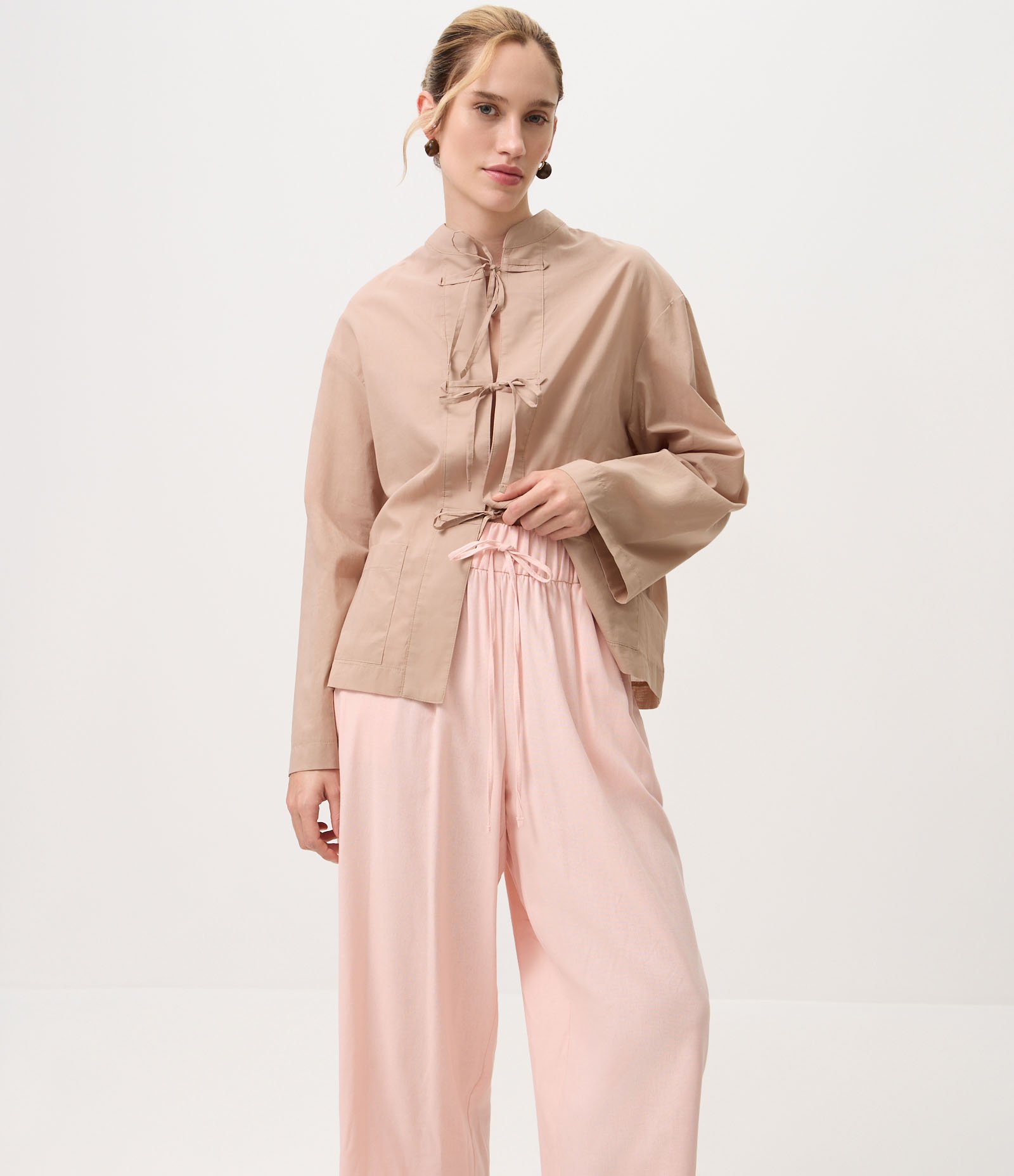 Calça Pantacourt em Viscolinho com Cós Elástico e Amarração Rosa Claro 2