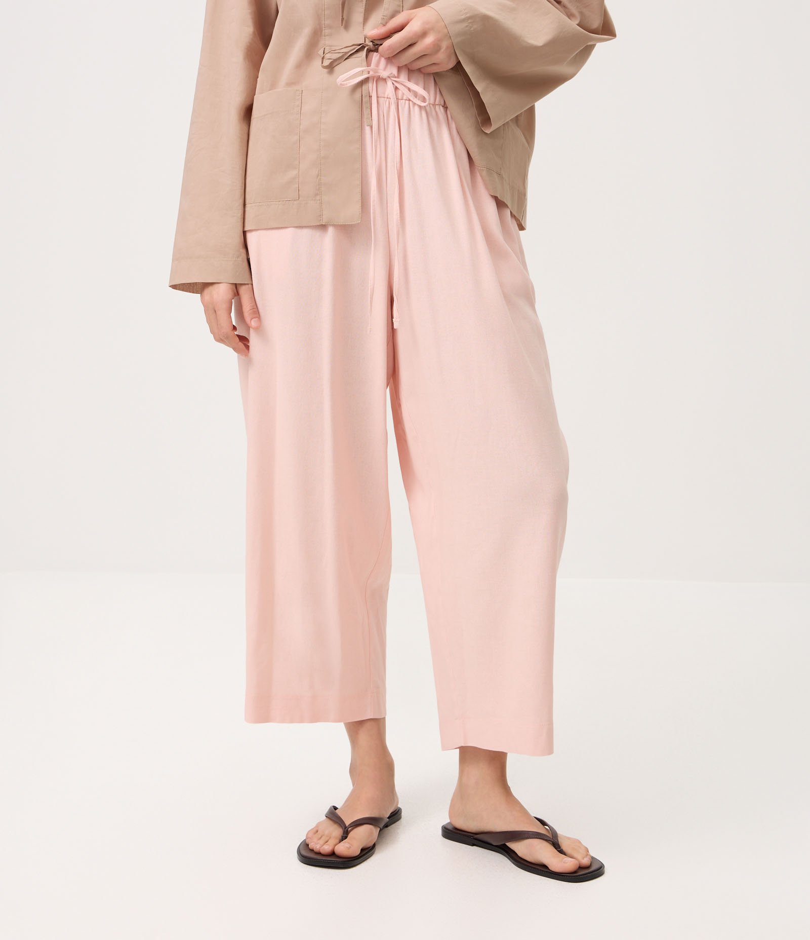 Calça Pantacourt em Viscolinho com Cós Elástico e Amarração Rosa Claro 3