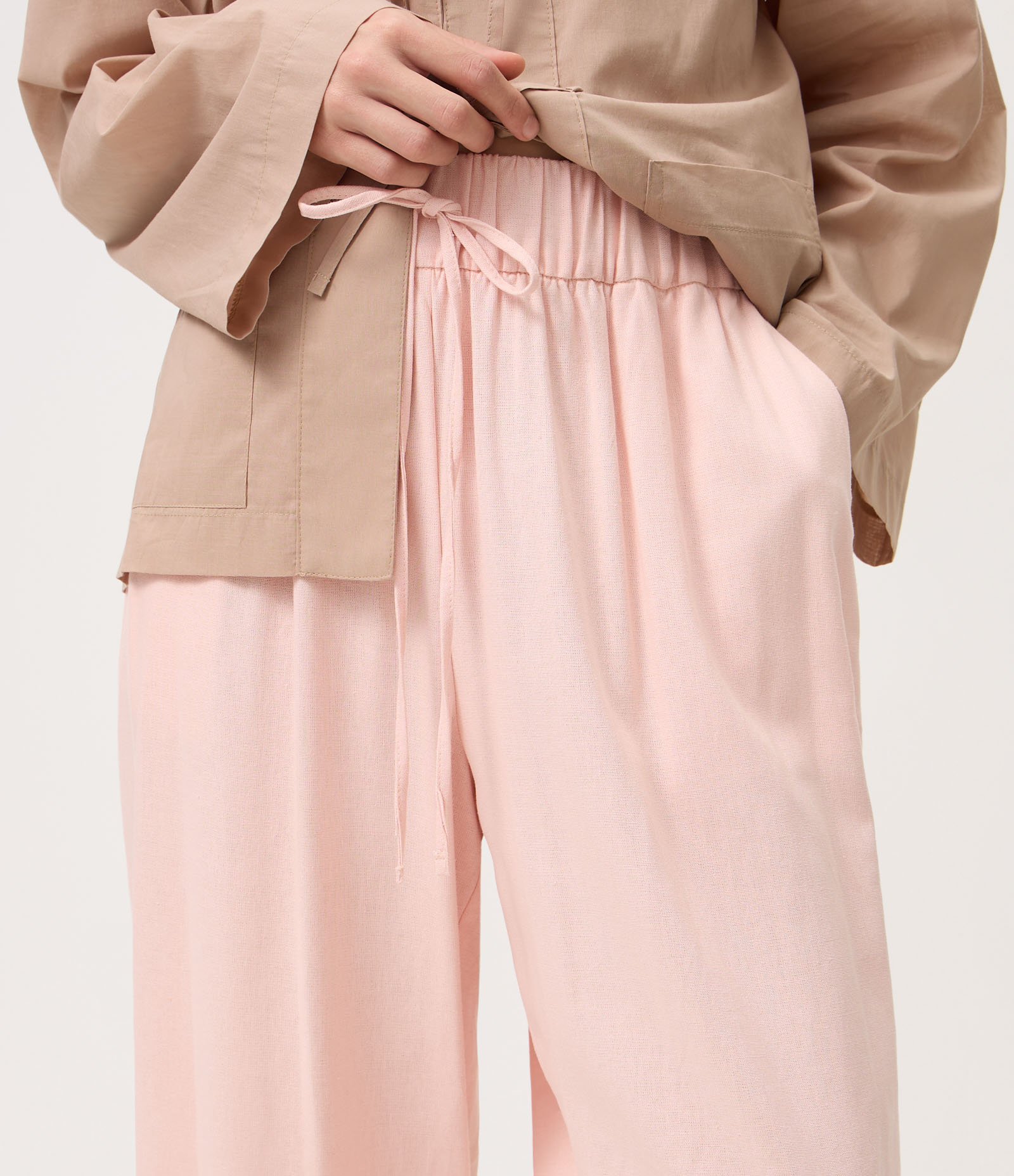 Calça Pantacourt em Viscolinho com Cós Elástico e Amarração Rosa Claro 4