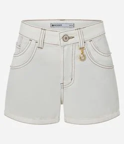 Short em Sarja com Barra Dobrada e Pingente de Pérola