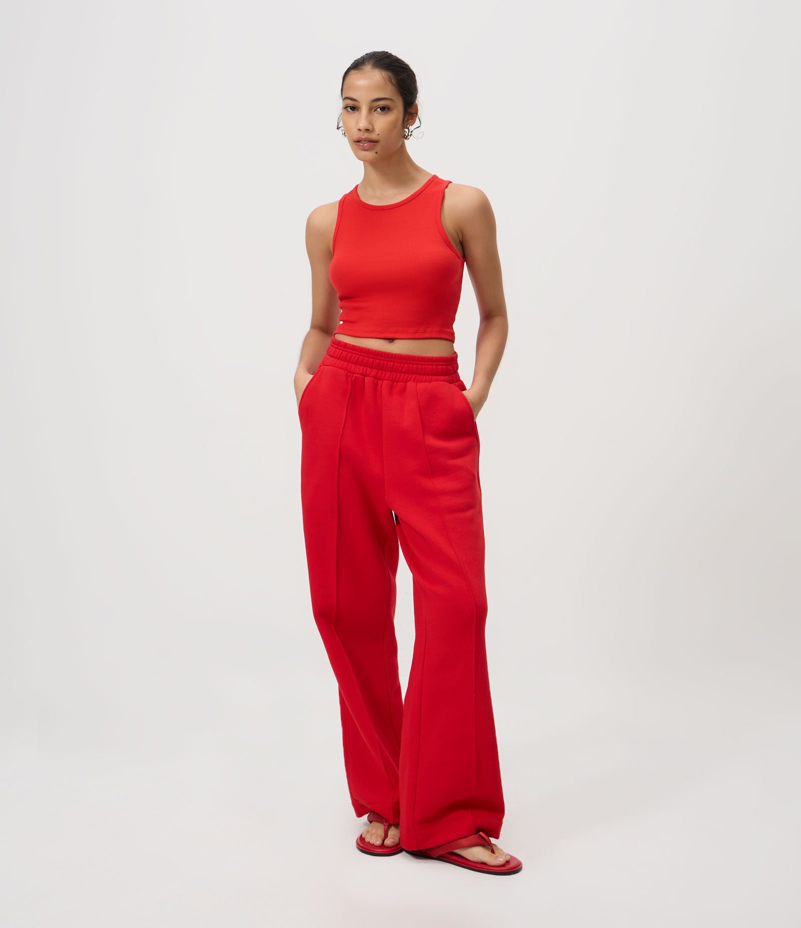 Regata Cropped Canelada Em Algodão com Gola Redonda Vermelho 3