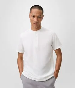 Camiseta Slim com Gola Henley e Textura Piquet