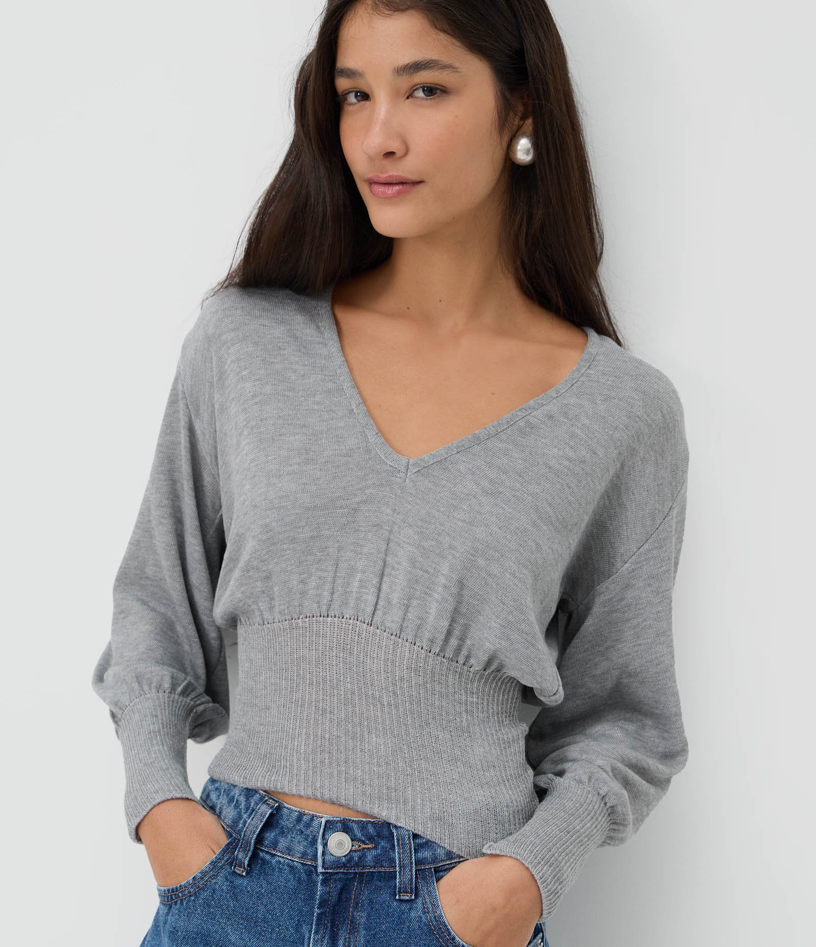 Blusa em Tricô com Decote V Profundo Cinza 1