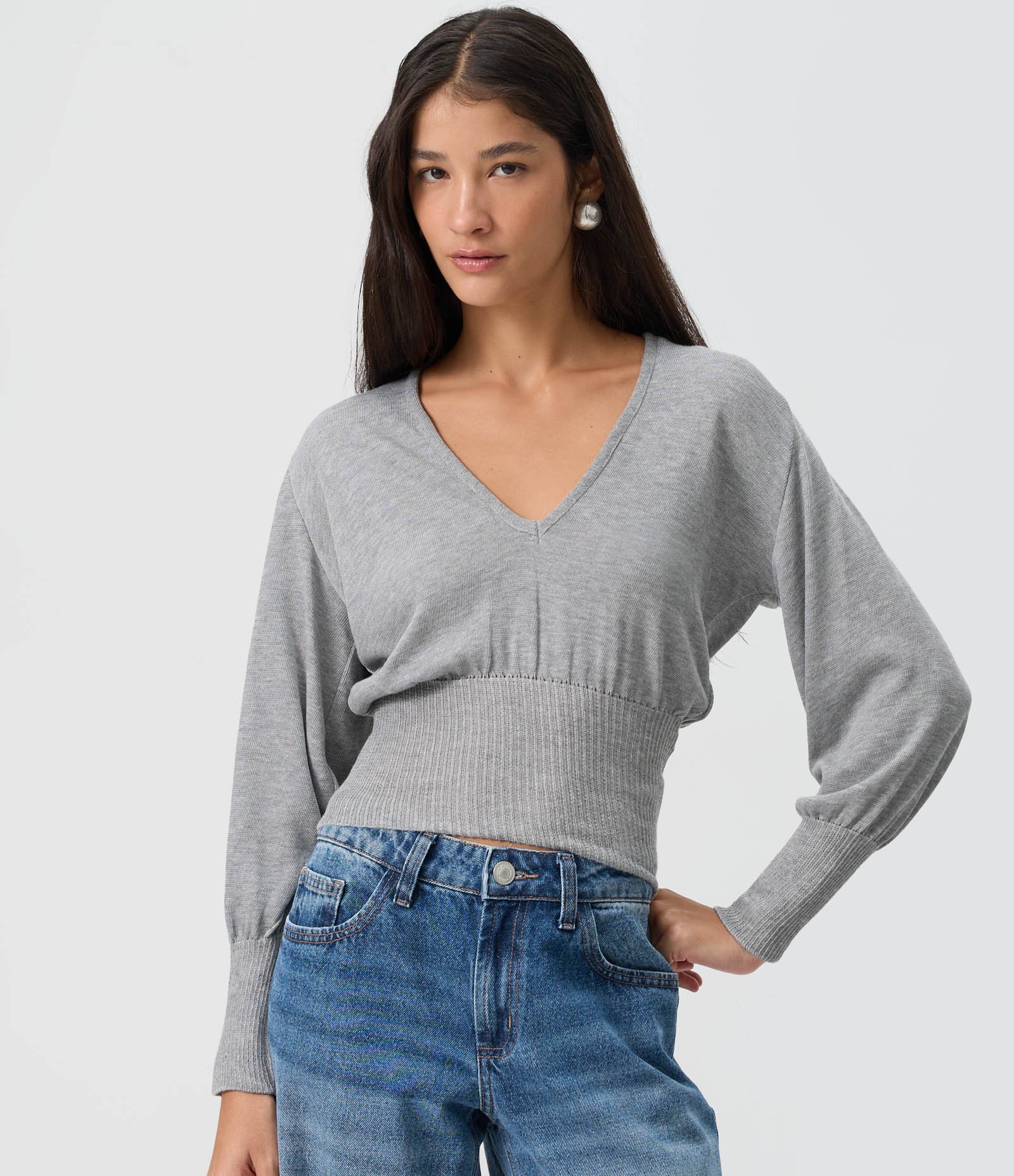 Blusa em Tricô com Decote V Profundo Cinza 3