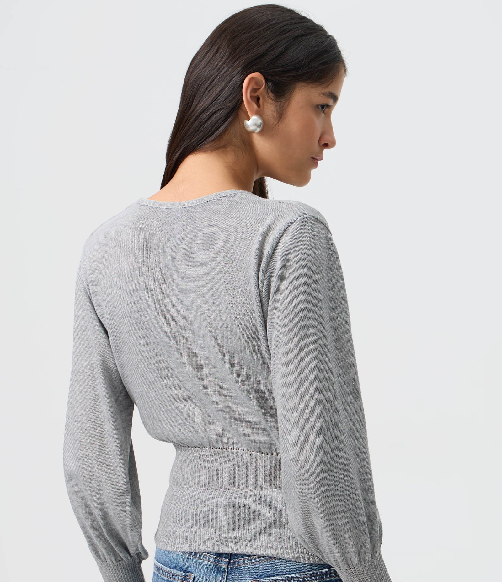 Blusa em Tricô com Decote V Profundo Cinza 4