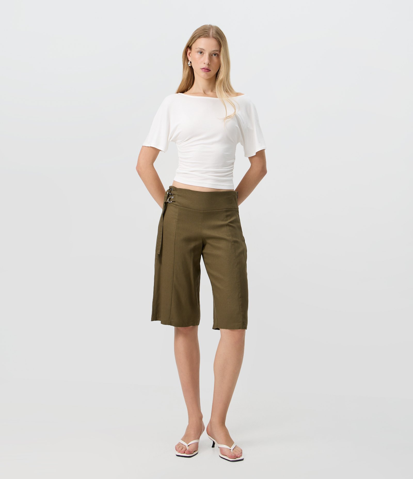 Calça Capri em Viscolinho com Fivelas Laterais e Cintura Baixa Verde 1