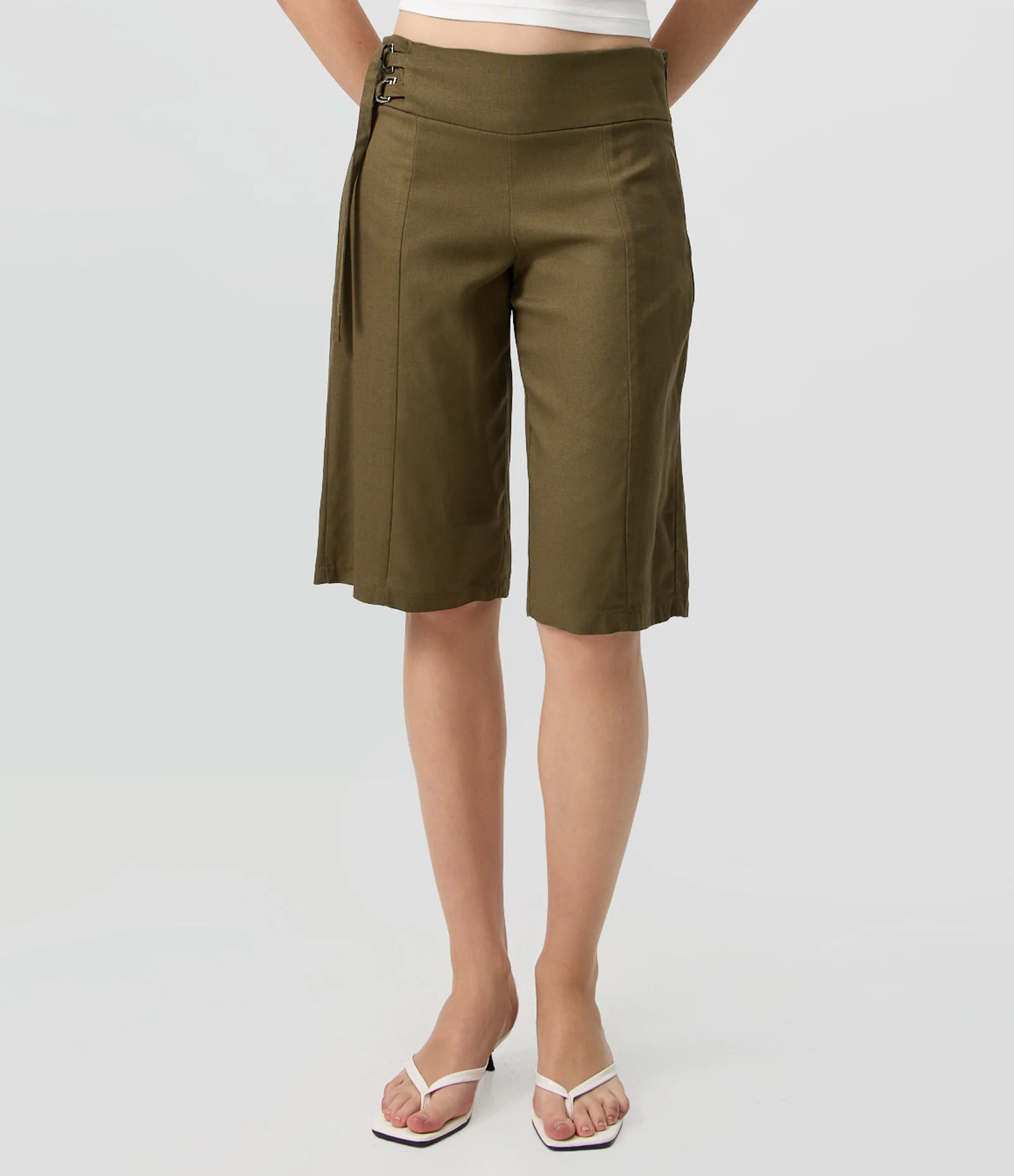 Calça Capri em Viscolinho com Fivelas Laterais e Cintura Baixa Verde 2