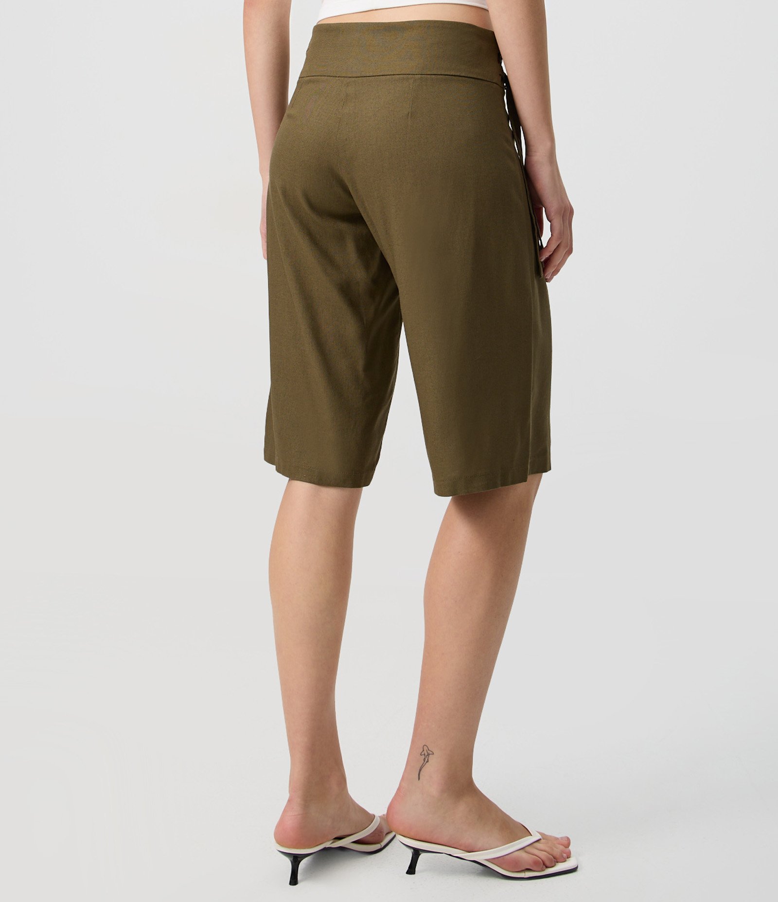 Calça Capri em Viscolinho com Fivelas Laterais e Cintura Baixa Verde 4