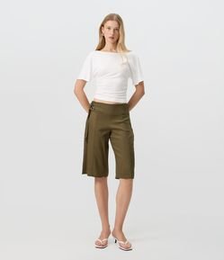 Calça Capri em Viscolinho com Fivelas Laterais e Cintura Baixa