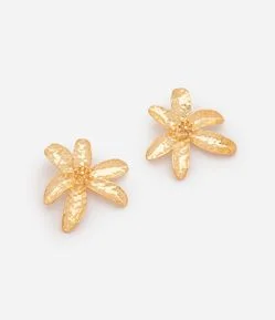 Brinco Médio Flor com Textura Martelada em Metal