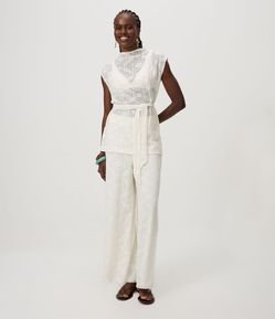 Calça em Jacquard com Textura Floral e Modelagem Ampla