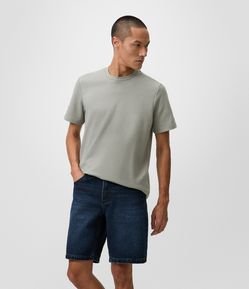 Bermuda Slim em Jeans com Bolsos Funcionais
