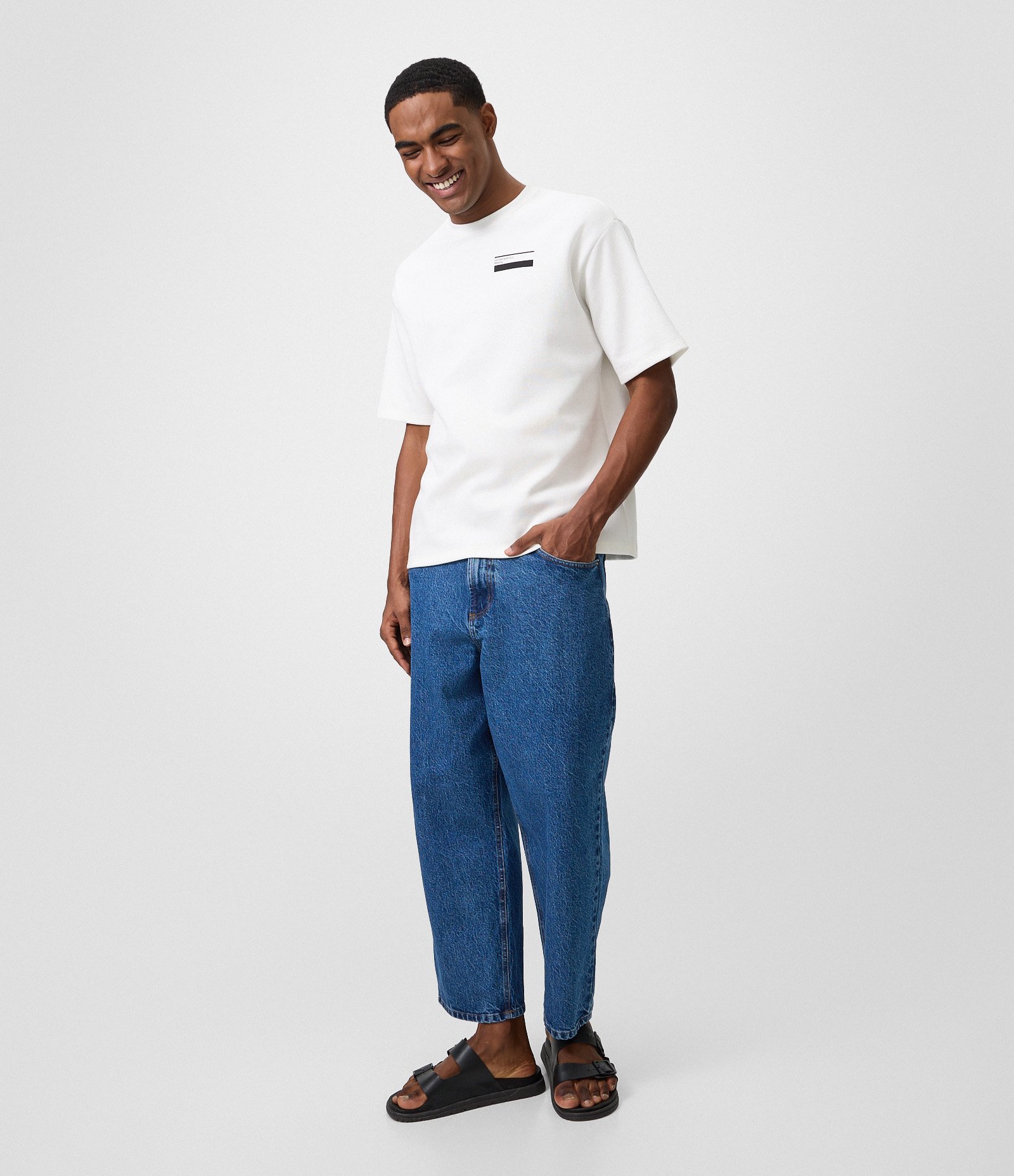 Camiseta Boxy em Algodão com Bordado Artístico Branco 2