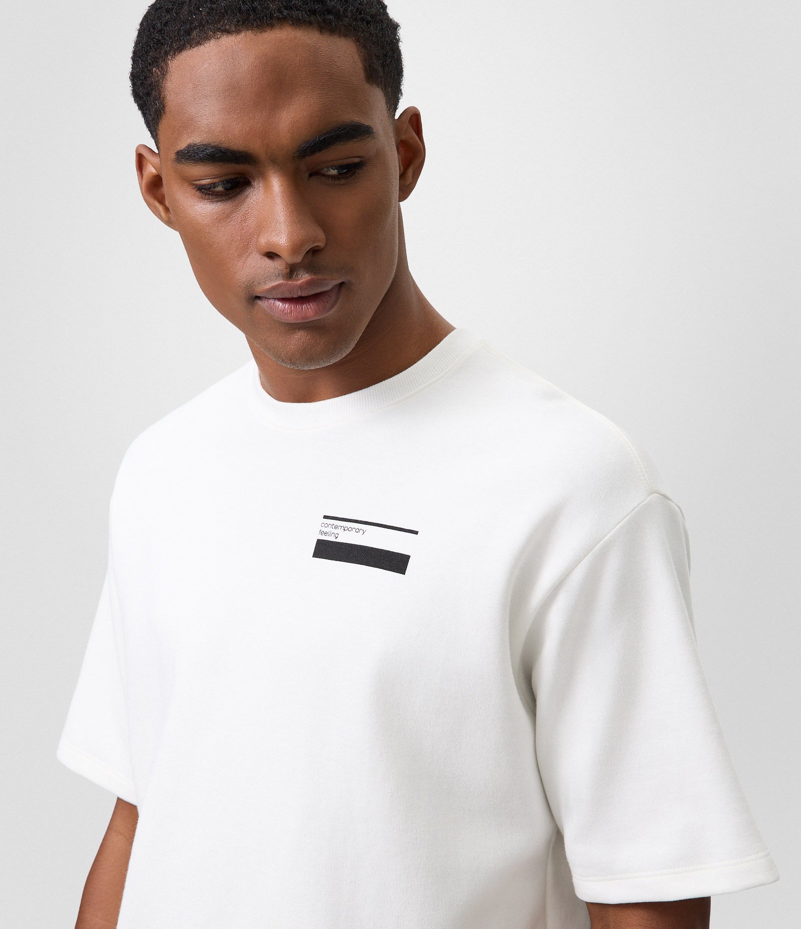 Camiseta Boxy em Algodão com Bordado Artístico Branco 4