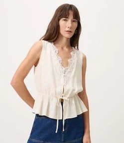 Blusa Bata em Viscose com Renda no Decote V